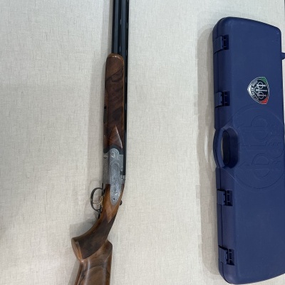 Espingarda dupla com coronha de madeira e estojo azul com logo Beretta