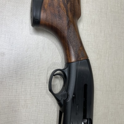 Espingarda com coronha em madeira castanha e corpo em metal preto