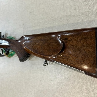 Coronha de espingarda em madeira castanha escura polida com suporte de face e proteção cor de tijolo