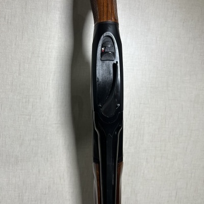 Espingarda de madeira e metal preto com seletor de segurança