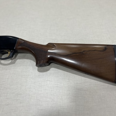 Espingarda com coronha em madeira polida e parte metálica