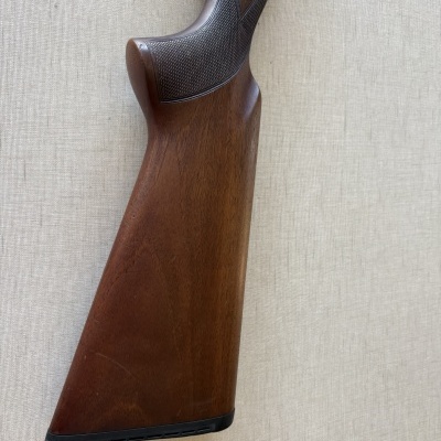 Empunhadura de madeira para arma com texturas e base preta