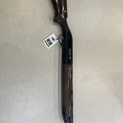 Espingarda de caça com coronha em madeira castanha e cano metálico preto
