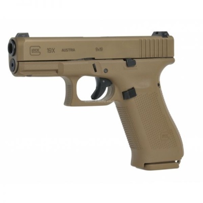 Pistola Glock 19X castanha isolada sobre fundo branco