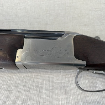 Espingarda semiautomática com armação prateada e madeira castanha