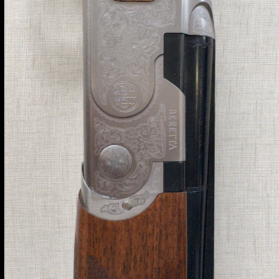 Espingarda com gravações e madeira castanha