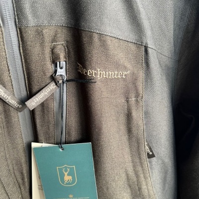 Casaco Deerhunter bicolor cinzento e castanho com etiqueta verde e fecho