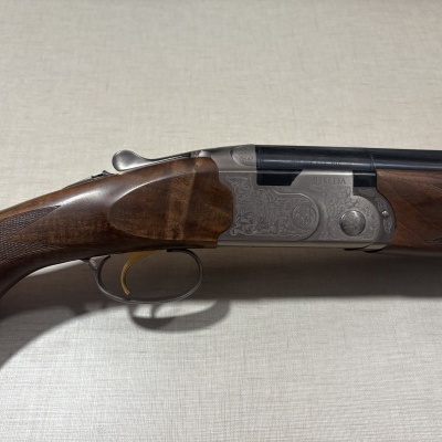 Espingarda Beretta de canos duplos com coronha de madeira e caixa metálica gravada