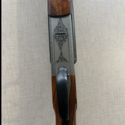 Espingarda com coronha em madeira castanha e ornamentos metálicos