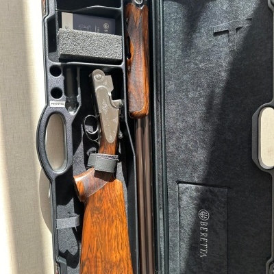 Espingarda desmontada em estojo forrado cinza com marca BERETTA