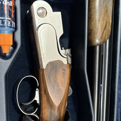 Espingarda Beretta com punho em madeira num estojo preto com frasco de óleo lubrificante