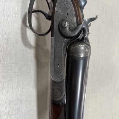 Espingarda de canos laterais em madeira e metal gravado