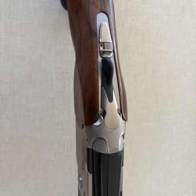 Detalhe superior de espingarda com madeira e metal polido