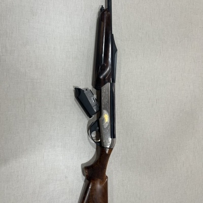 Espingarda de cano duplo com coronha em madeira e caixa metálica decorada