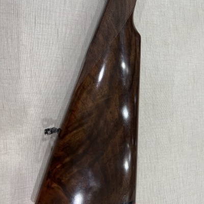 Coronha de espingarda em madeira polida com bocado vermelho