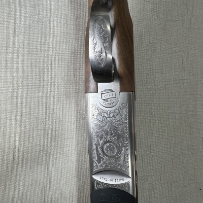 Espingarda com cabo em madeira e detalhes metálicos gravados