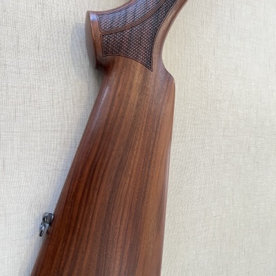 Coronha de madeira castanha com gravação quadriculada em tecido bege