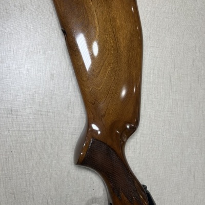 Coronha de espingarda em madeira polida castanha com relevo