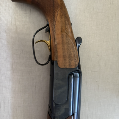 Espingarda de caça com coronha em madeira castanha e gatilho dourado
