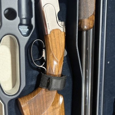 Espingarda de caça com madeira e metal dentro de estojo acolchoado preto