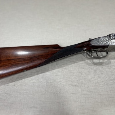 Espingarda de canos duplos com madeira e metal gravado