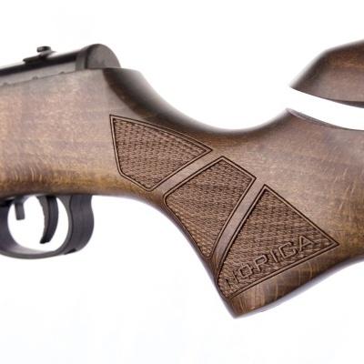 Detalhe da coronha de arma de fogo em madeira com textura e gravação NORICA