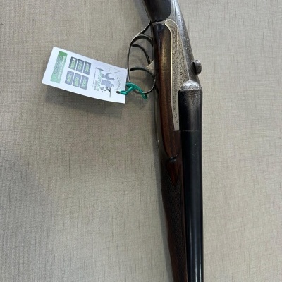 Espingarda de canos duplos com cabo de madeira e armação metálica gravada