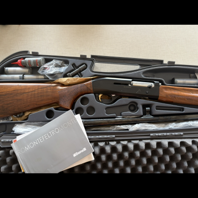 Espingarda Benelli Montefeltro dentro de estojo acolchoado com manual e acessórios