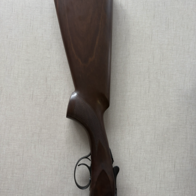 Espingarda com coronha em madeira castanha e detalhe texturizado