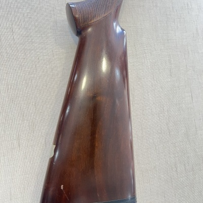 Coronha de madeira castanha com detalhe quadriculado e base preta