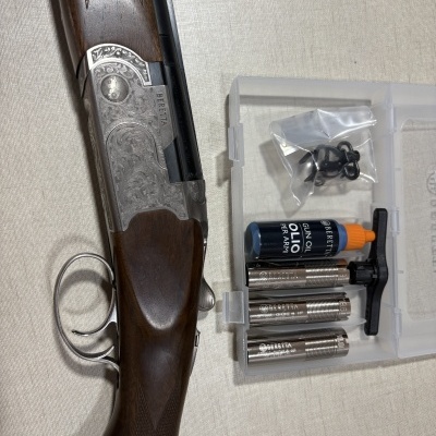 Espingarda de madeira e acessórios de manutenção Beretta numa caixa plástica