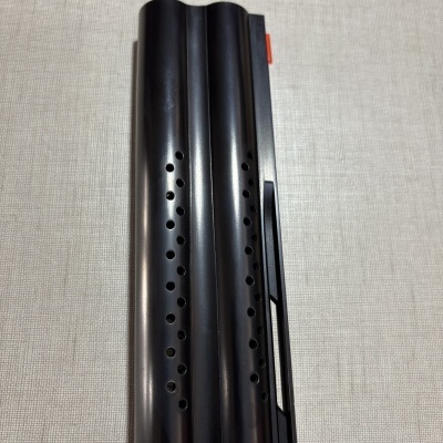 Parte superior de cano duplo de arma de fogo preta com furos e aba vermelha