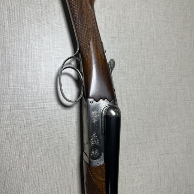 Espingarda de canos duplos com madeira e metal gravado
