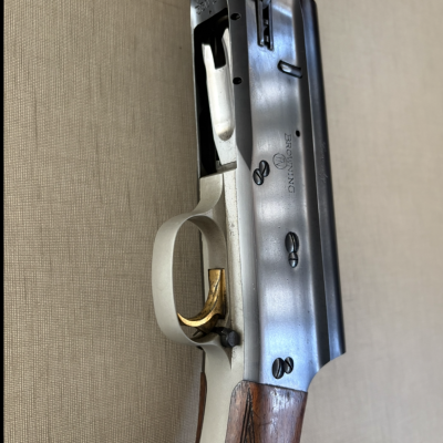 Espingarda metálica com cabo de madeira e gatilho dourado