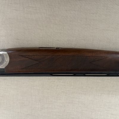 Espingarda Beretta com coronha em madeira e metal prateado gravado