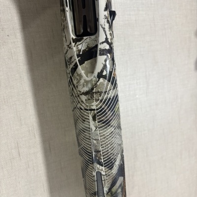 Cano de arma camuflado com botões pretos e padrão de linhas brancas