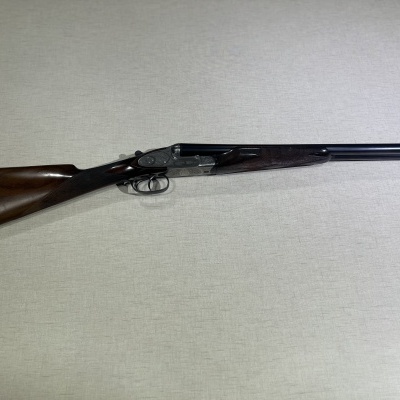 Espingarda de canos paralelos com coronha em madeira polida
