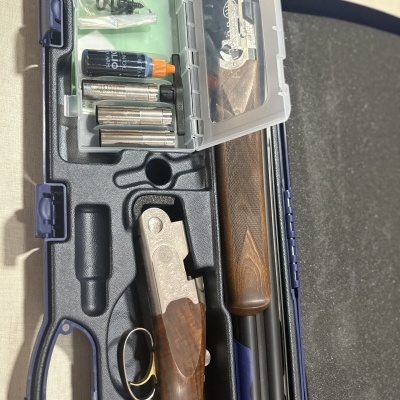 Estojo rígido azul com carabina desmontada e acessórios organizados no interior moldado