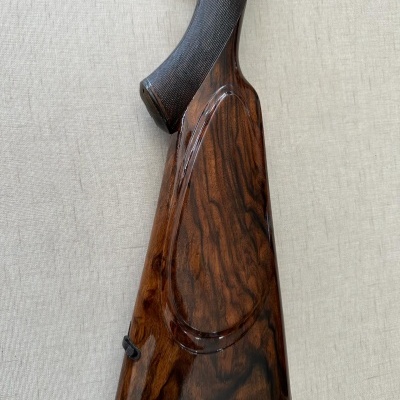 Espingarda com madeira castanha polida e couro texturado