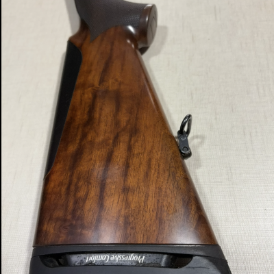 Coronha de arma com madeira castanha e detalhe em borracha preta com texto