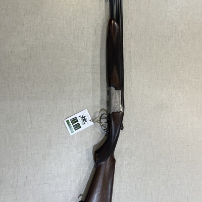 Espingarda de cano duplo com madeira castanha escura e detalhes metálicos com etiqueta pendurada