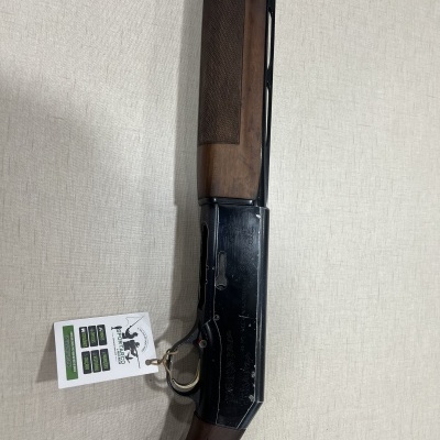 Espingarda com cabo e guarda-mão em madeira e corpo metálico preto