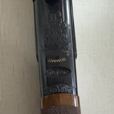 Parte central de arma de fogo com gravura e madeira castanha