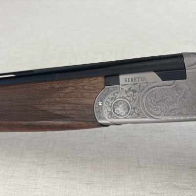 Arma de caça Beretta com detalhes em madeira e metal