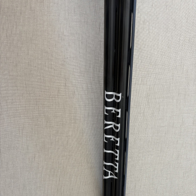 Cano preto brilhante com letras brancas BERETTA