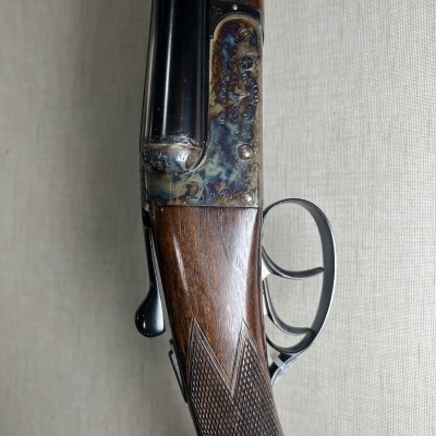 Espingarda de canos duplos em madeira castanha com armação metálica e gatilho duplo