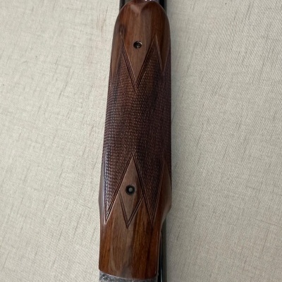 Cabo de arma de fogo em madeira trabalhada com detalhes em metal gravado