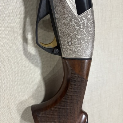 Punho de espingarda em madeira com metal gravado floral e gatilho dourado