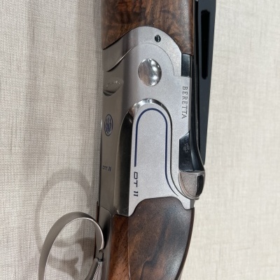 Espingarda Beretta CT 11 em metal e madeira castanha com veios escuros