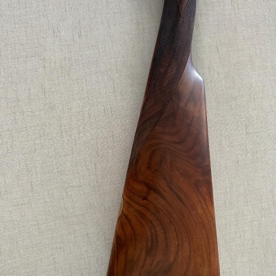 Coronha de espingarda em madeira castanho escuro com padrão natural